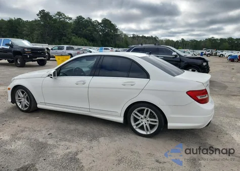 2013 Mercedes-Benz C 250 z USA, uszkodzony, nr VIN WDDGF4HB7DR273065